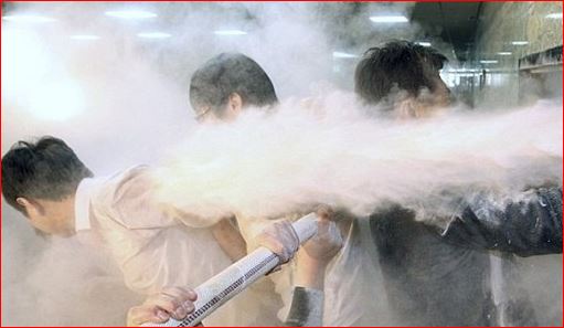 Phun khí CO2 của bình chữa cháy vào người có nguy hiểm không