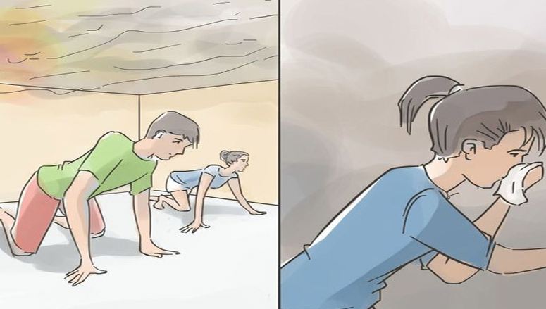 Bò sát mặt đất kèm che mũi miệng để tránh hít phải khói