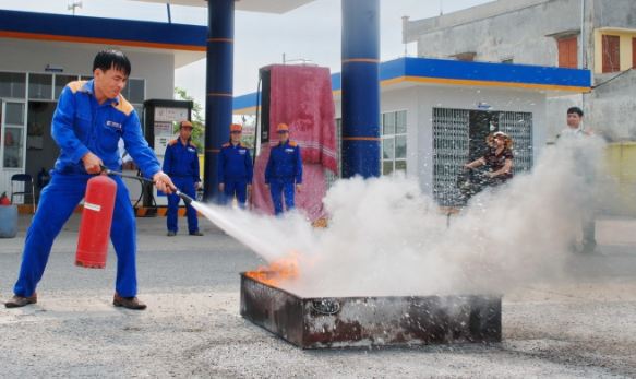 Dập đám cháy xăng dầu bằng bình chữa cháy