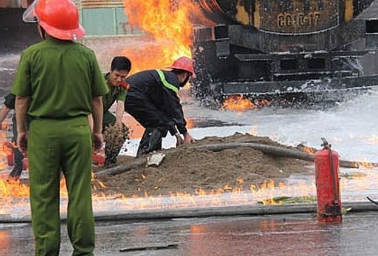 Dập đám cháy xăng dầu bằng cát