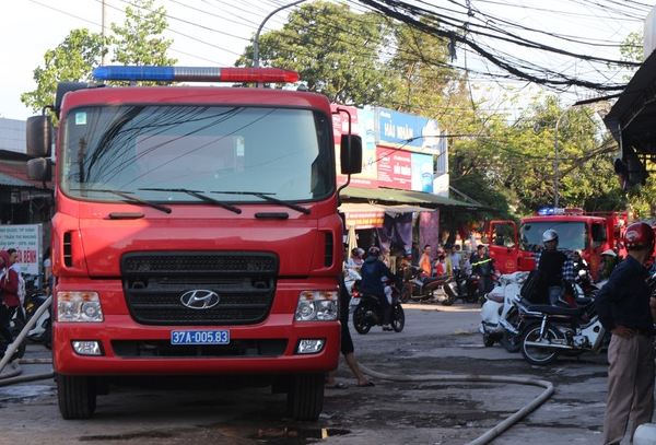 Lực lượng chức năng điều nhiều xe cứu hỏa đến hiện trường tham gia chữa cháy