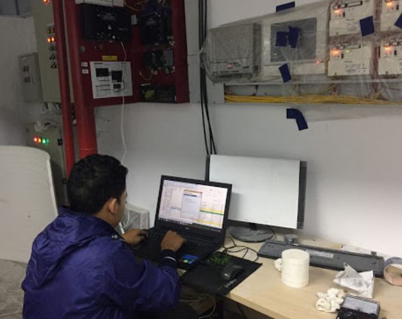 Kỹ sư Hải minh tiến hành test và sửa lỗi tủ báo cháy trung tâm