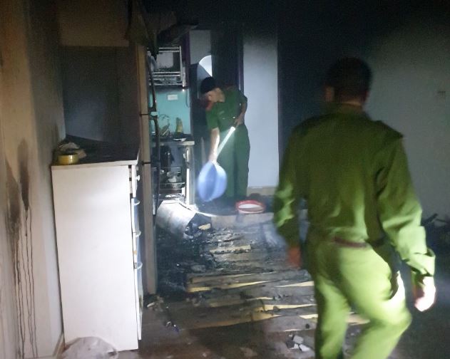 Công an khám nghiệm hiện trường vụ cháy