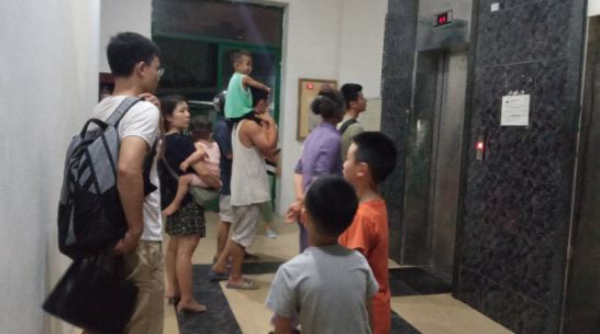 Người dân hoảng hốt sơ tán