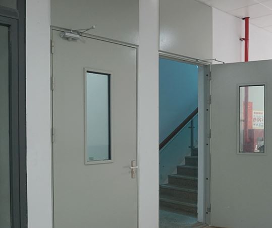 Vai trò của ô kính chống cháy trên cửa thép